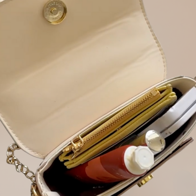 Borsa a tracolla donna con cuciture decorative e chiusura a lucchetto. Formato mini 17x7x10cm.