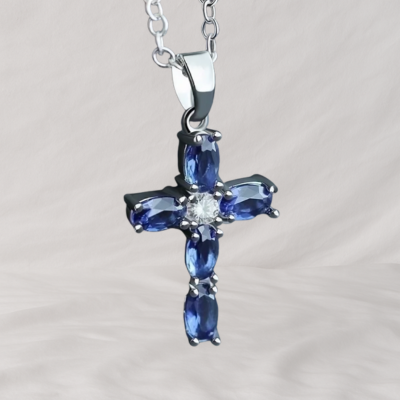 Collana con pendente a croce
