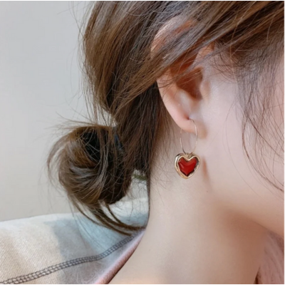 Orecchini Dorati con Cuore Rosso