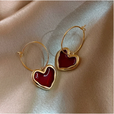 Orecchini Dorati con Cuore Rosso