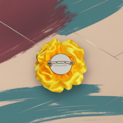 Spilla Fiore in Tessuto Giallo – Accessorio Elegante e Luminoso | ScaramanticaWeb