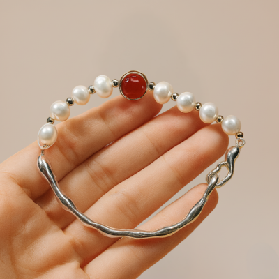 Bracciale rigido placato argento con pietre di agata e pietre bianche naturali tonde.