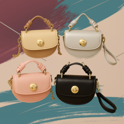 Borsa a tracolla donna con cuciture decorative e chiusura a lucchetto. Formato mini 17x7x10cm.