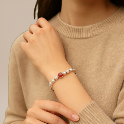 Bracciale rigido placato argento con pietre di agata e pietre bianche naturali tonde.