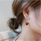 Orecchini Dorati con Cuore Rosso